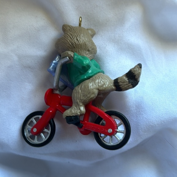Hallmark ornament raccoon biker dated 1987 - Picture 4 of 5